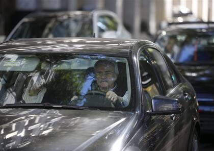 Como primer vehículo para ir a trabajar, los hombres eligen el auto