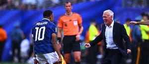 Mbappé bancó a Deschamps, que se rindió a sus pies: el abrazo del goleador y la reverencia del DT
