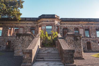 “Más que hablar de ‘tesoros’ encontrados en el castillo, preferimos hablar de pequeñas huellas materiales de la vida cotidiana. Cada fragmento nos aporta información sobre cómo funcionaba esta residencia y sobre la época en que estuvo habitada”, añade Molina