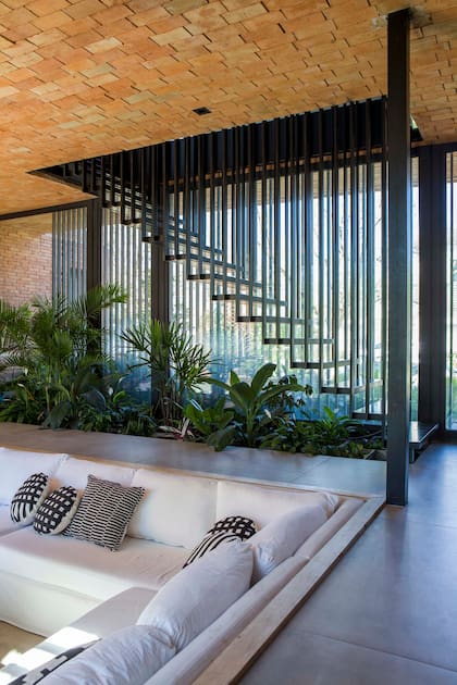 Más que un elemento de circulación, funciona como una pieza escultórica integrada al paisaje interior de la casa.