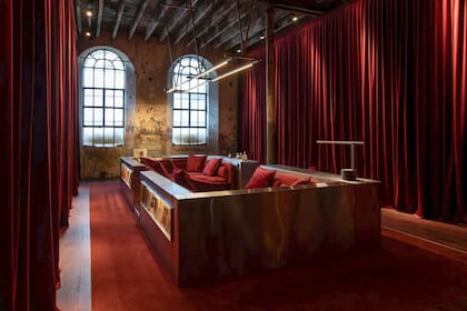 Más que un mueble, la “línea de habitar” funciona como una infraestructura capaz de integrar el encuentro, el descanso, el trabajo, la música y el ocio en un mismo lugar.