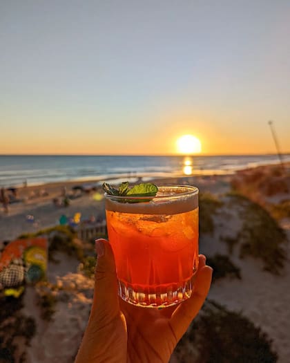 Más que un parador de playa, Olaf es un club social: restaurante con gastronomía y coctelería de alto nivel, una pata fuerte en el arte plástico y en la música