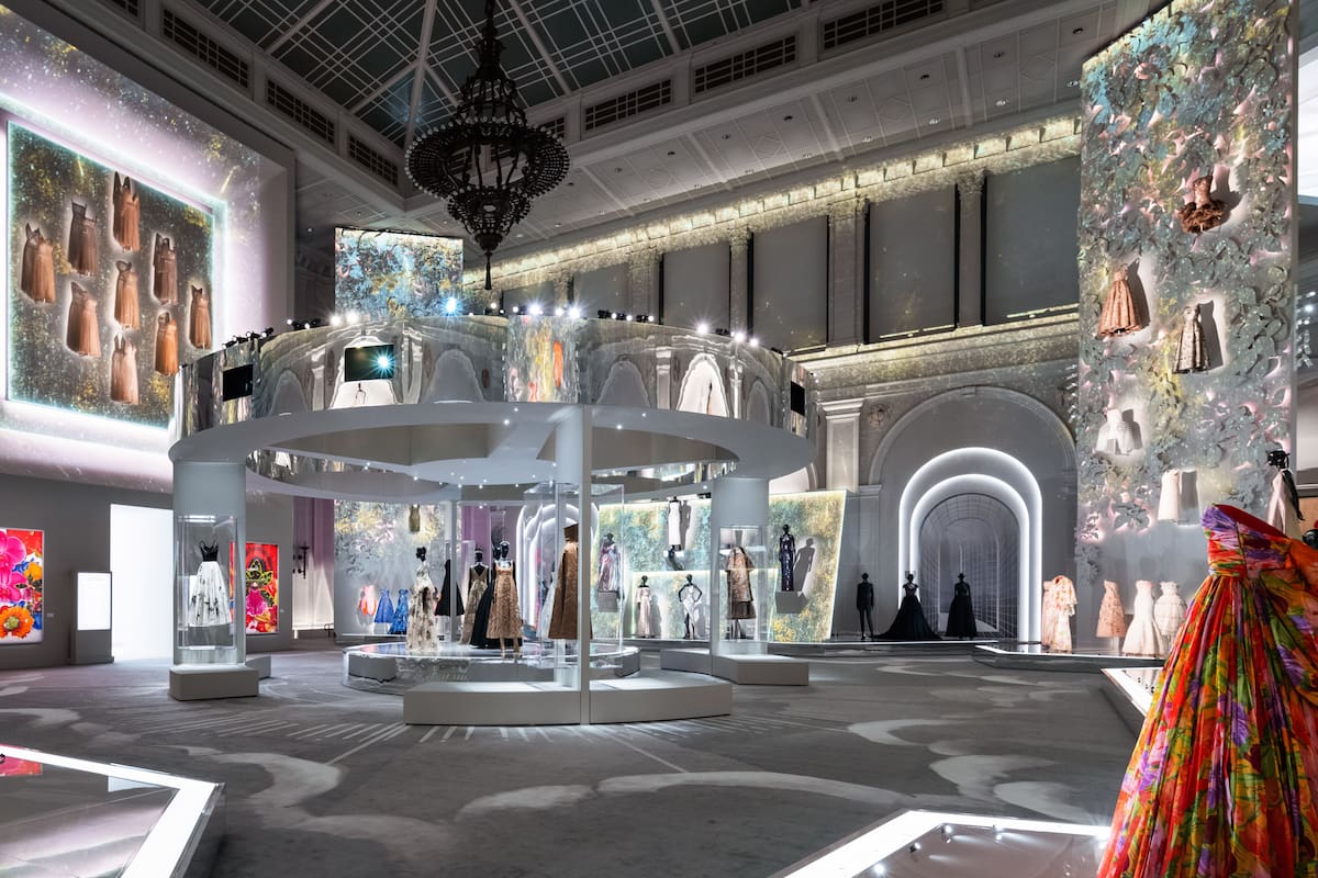 Más que una exposición, la muestra de Christian Dior es una performance.