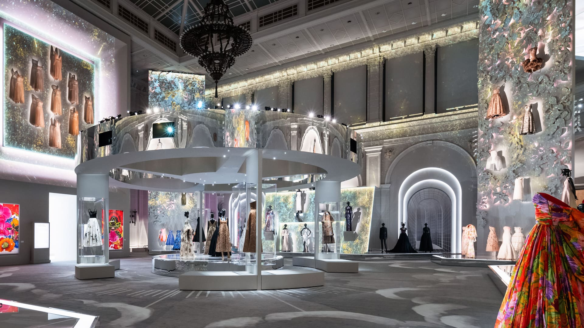 Más que una exposición, la muestra de Christian Dior es una performance.