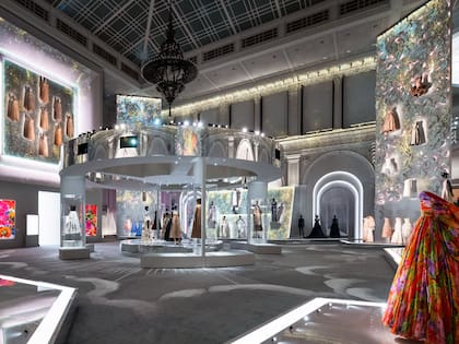Más que una exposición, la muestra de Christian Dior es una performance.