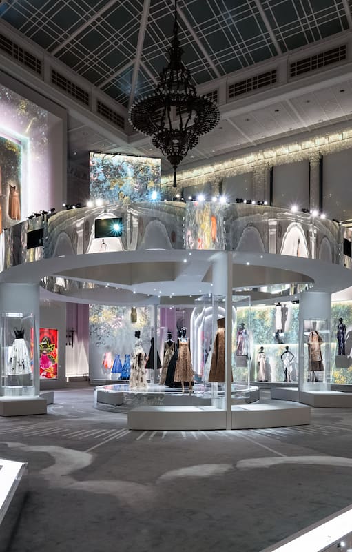 Más que una exposición, la muestra de Christian Dior es una performance.