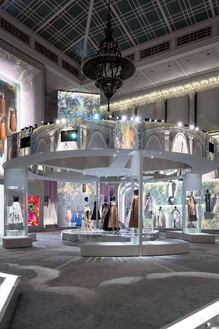 Más que una exposición, la muestra de Christian Dior es una performance.