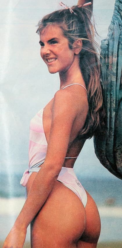 “Más que una ocurrencia mía, lo del cola-less fue una cuestión del azar”, explica Papina. En una producción de moda de la revista Para Ti, se le cavó el traje de baño y no se molestó en arreglarlo. Semanas después, un equipo de Gente, que era parte de la misma editorial, la contactó en Uruguay para hacer las fotos que la catapultaron a la fama.