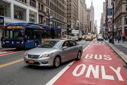 Más rutas de autobuses en Nueva York se incorporan al sistema de cámaras para emitir multas a conductores infractores