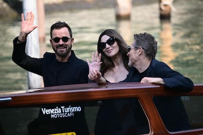 Más superestrellas de Beeatlejuice Beeatlejuice, la secuela del film de culto de Tim Burton. En su llegada al Festival de Venecia: Justin Theroux, Monica Bellucci y Willem Dafoe saludan al llegar a la conferencia de prensa