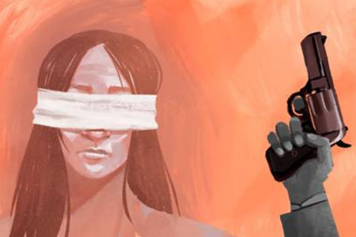 Más tarde le quitaron la venda de los ojos y vio que uno de los guardias sacaba todas las balas de su revólver menos una.