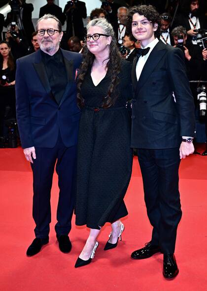 Más tarde, Oldman pasó por la red carpet acompañado de su pareja Gisele Schmidt y su hijo William