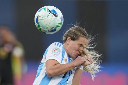 Más torneos, temporadas más largas y otras demandas aumentan la carga en el fútbol femenino