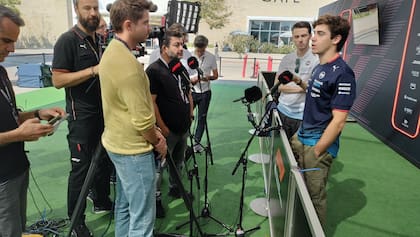 Más tranquilo, en una conversación con varios periodistas en el Circuito de las Américas; Colapinto lo conoció en el simulador, y ahora lo hará en la realidad manejando su Williams.