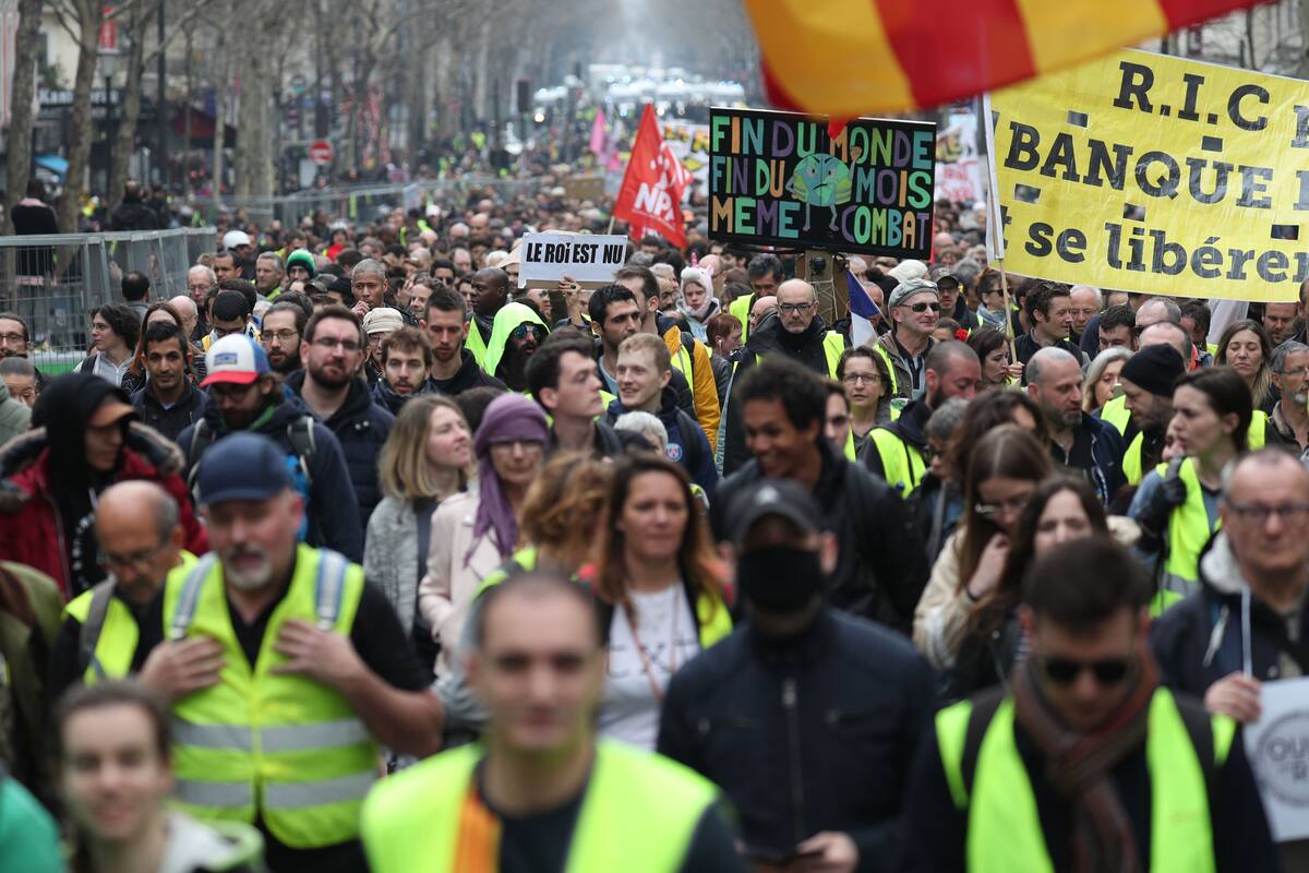Más vigilados por los disturbios del sábado pasado y lejos de Champs Elysées los "chalecos amarillos" se volvieron a manifestar.