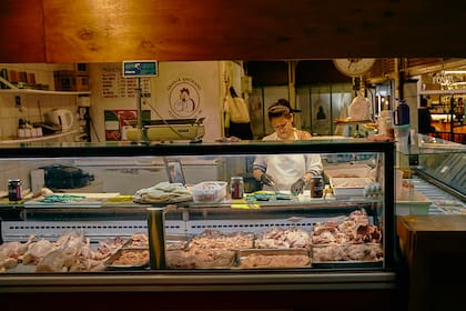Más vil que un lupanar,/
la carnicería infama la calle./
Sobre el dintel/
una ciega cabeza de vaca/
preside el aquelarre/
de carne charra y mármoles finales/
con la remota majestad de un ídolo.
("Carnicería", poema de Jorge Luis Borges, en "Fervor de Buenos Aires")