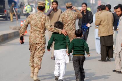 Masacre taliban en una escuela de Paquistán: más de 100 muertos, la mayoría chicos de entre 10 y 18 años
