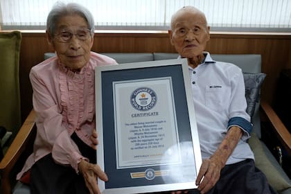 Masao Masumoto, de 108 años, y su esposa Miyako, de 100, fueron confirmados como los esposos más longevos del mundo por la suma de sus edades por el Libro Guinness