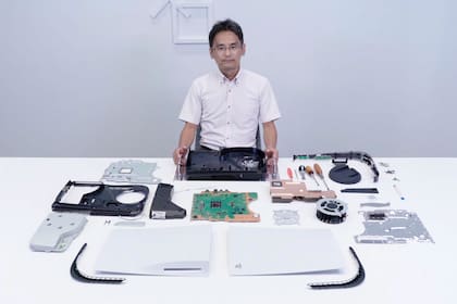 Masayasu Ito, responsable de Ingeniería de hardware y operaciones de Sony Interactive Entertainment, muestra todos los componentes de la PlayStation 5