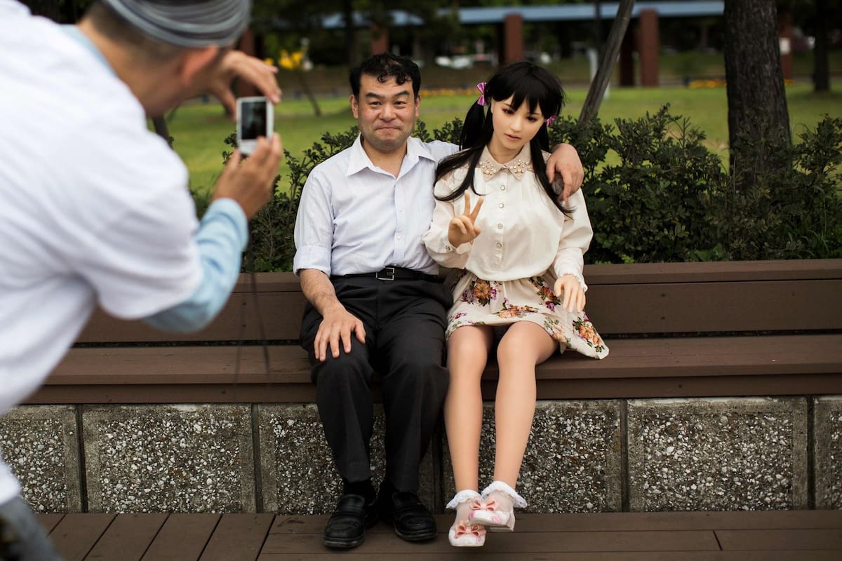 Masayuki Ozaki con su muñeca, Mayu