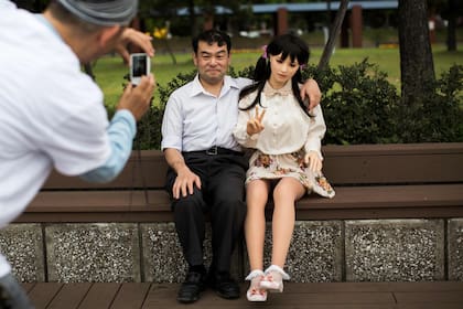 Masayuki Ozaki con su muñeca, Mayu