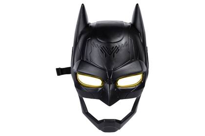Máscara que cambia la voz. Los chicos se sentirán verdaderos superhéroes con esta máscara de Batman, gracias al modificador de voz que viene incorporado. Este divertido juguete de Spin Master presenta ojos iluminados y más de 15 sonidos diferentes. ($7900)