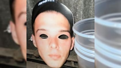 Máscaras con la cara del instagramer fueron repartidas entre los más de 500 invitados