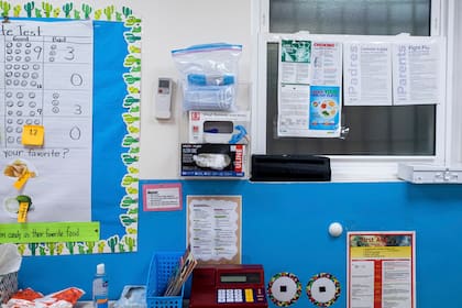 Máscaras y guantes como medida de prevención en una escuela de Nueva York