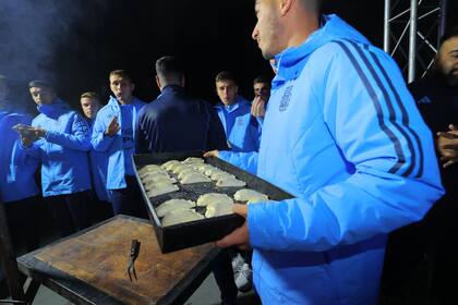 Mascherano, con las empanadas antes de hornear en los festejos del plantel del Sub 20