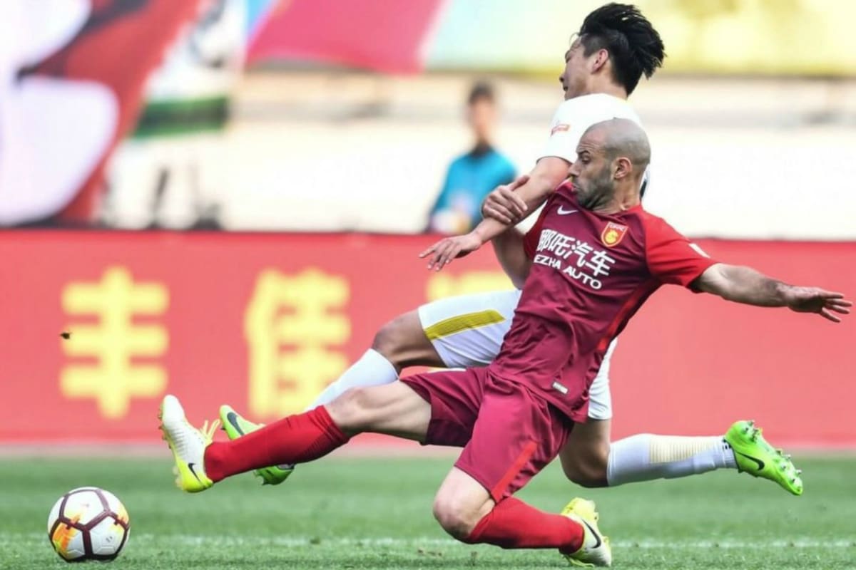 Mascherano, en acción en la Superliga china