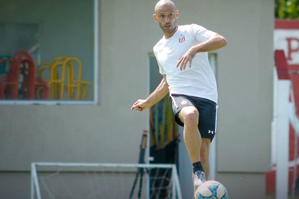 Mascherano en el calentamiento previo al partido. Fue titular en el planteo de Gabriel Milito.