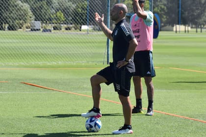 Mascherano, en plena tarea en un entrenamiento en el predio de AFA.