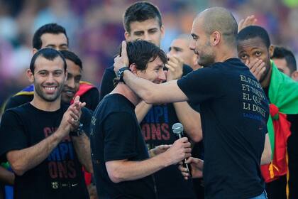 Mascherano, Messi y Guardiola, en la celebración ante sus hinchas tras ganar la Champions League 2011 con Barcelona y ante Manchester United