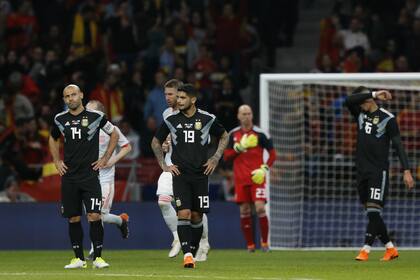 Mascherano y Banega, en busca de una explicación a la dura goleada sufrida en Madrid