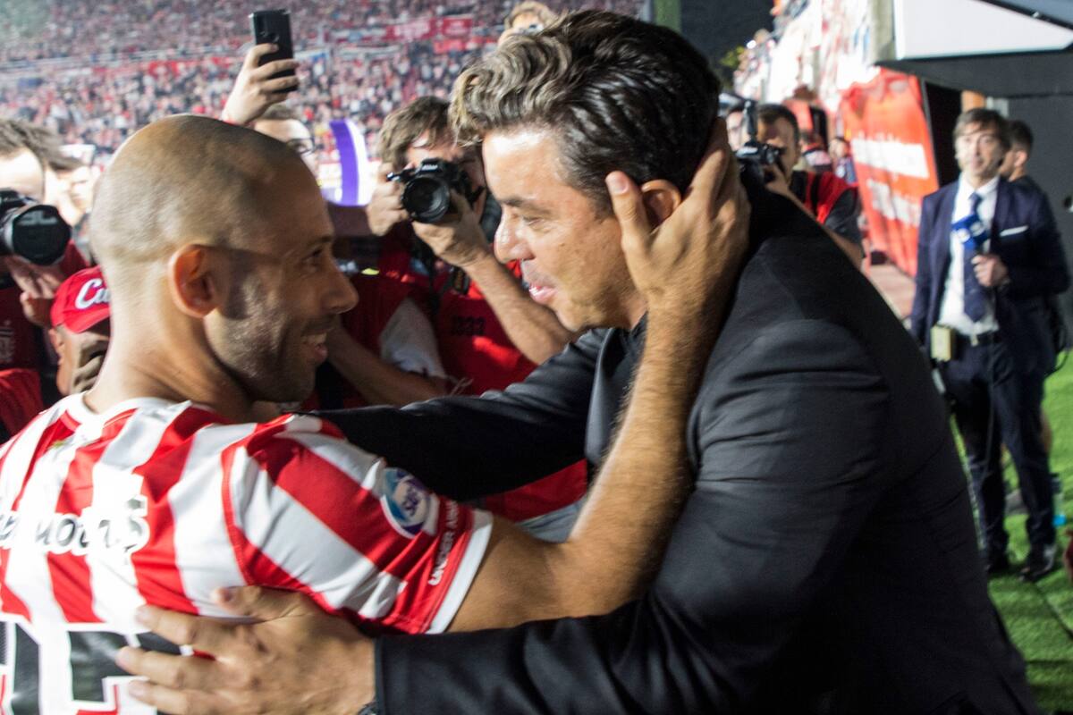 Mascherano y Gallardo se saludaron en la previa del partido