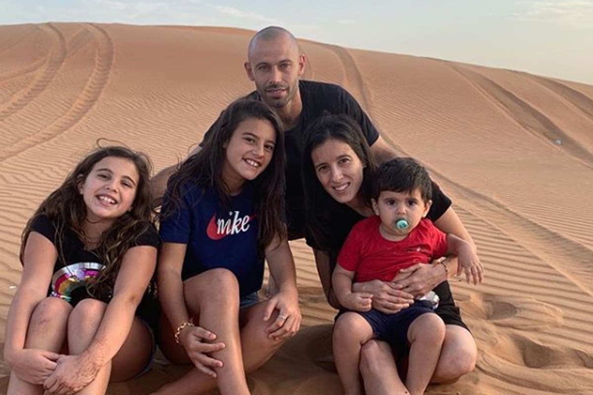 Mascherano y su familia, en vacaciones anteriores. El futbolista regresa al fútbol argentino después de casi 15 años