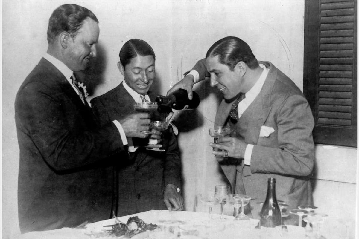 Maschio, Leguisamo y Gardel, en Montevideo, celebrando el cumpleaños del cantante, en 1933