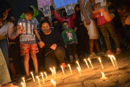 Masiva manifestación de vecinos del barrio Melo, de Vicente López, para pedir justicia por la muerte de José Luis González, el albañil baleado por policías en una refriega frente al hospital Belgrano, de San Martín