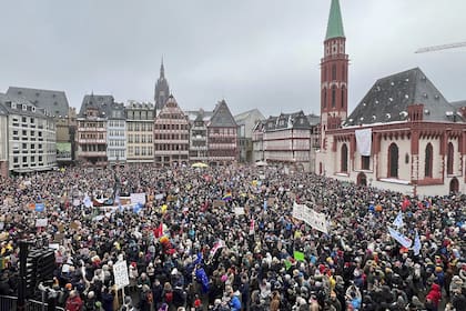 Masiva manifestación en Fráncfort contra la extrema derecha (Boris Roessler/dpa via AP)