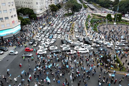 Masiva marcha alrededor del Obelisco