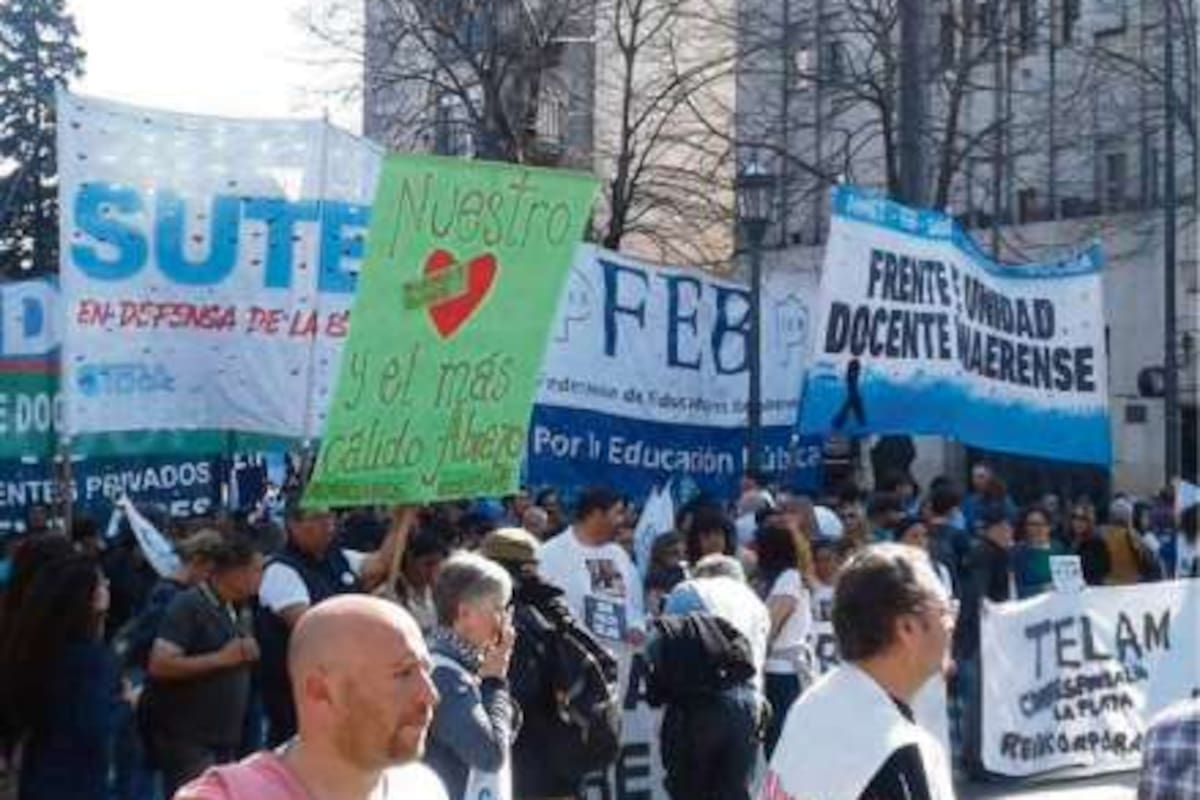 Masiva marcha de maestros en La Plata