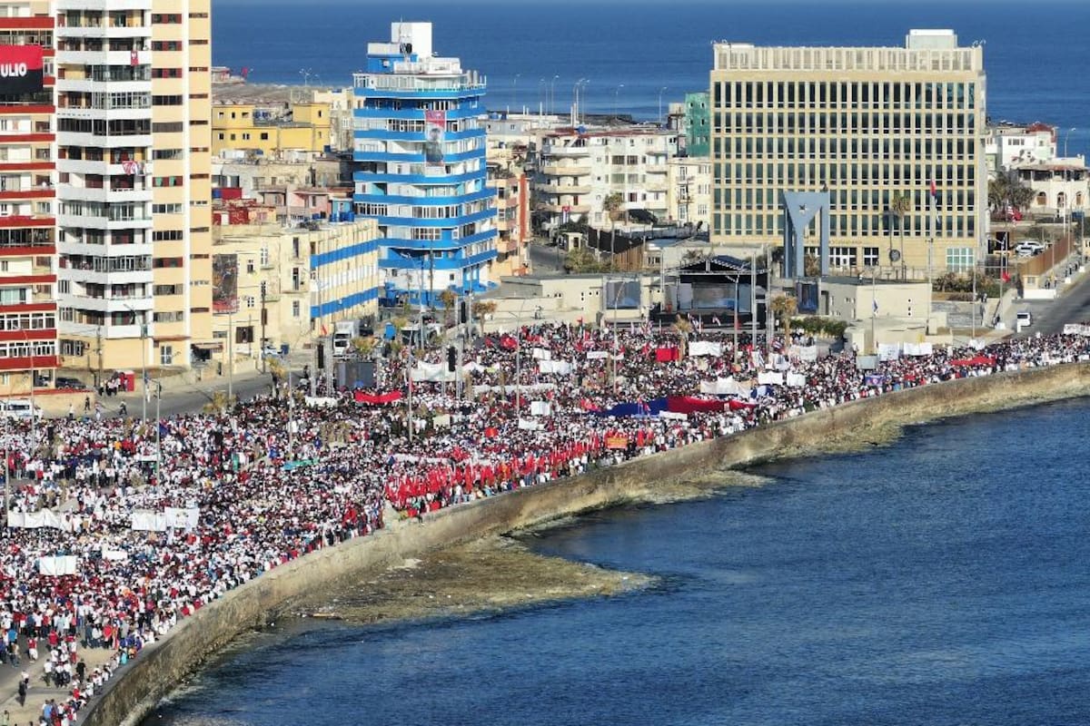 Masiva marcha en el Malecón de La Habana por el 1° de Mayo (Cuenta de X de Bruno Rodríguez)