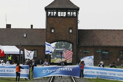 Masivo homenaje a las víctimas del holocausto y en repudio del resurgimiento antisemitismo.