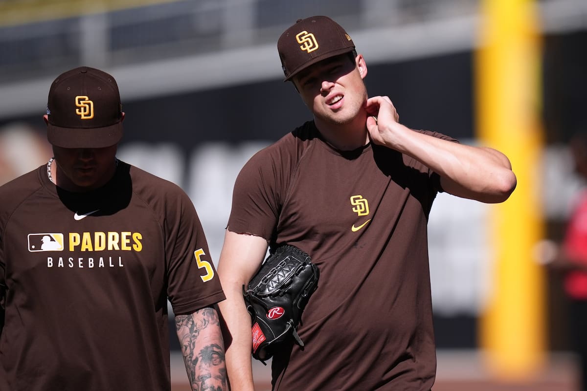 Mason Miller, derecha, cerrador de los Padres de San Diego, camina al lado de Adrián Morejón durante