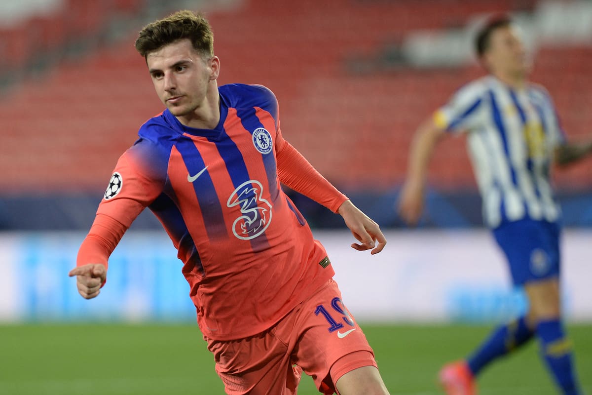Mason Mount acaba de convertir el primer gol de Chelsea en su partido frente a Porto por la ida de los cuartos de final de la Champions League, que se jugó en Sevilla por la pandemia del coronavirus.
