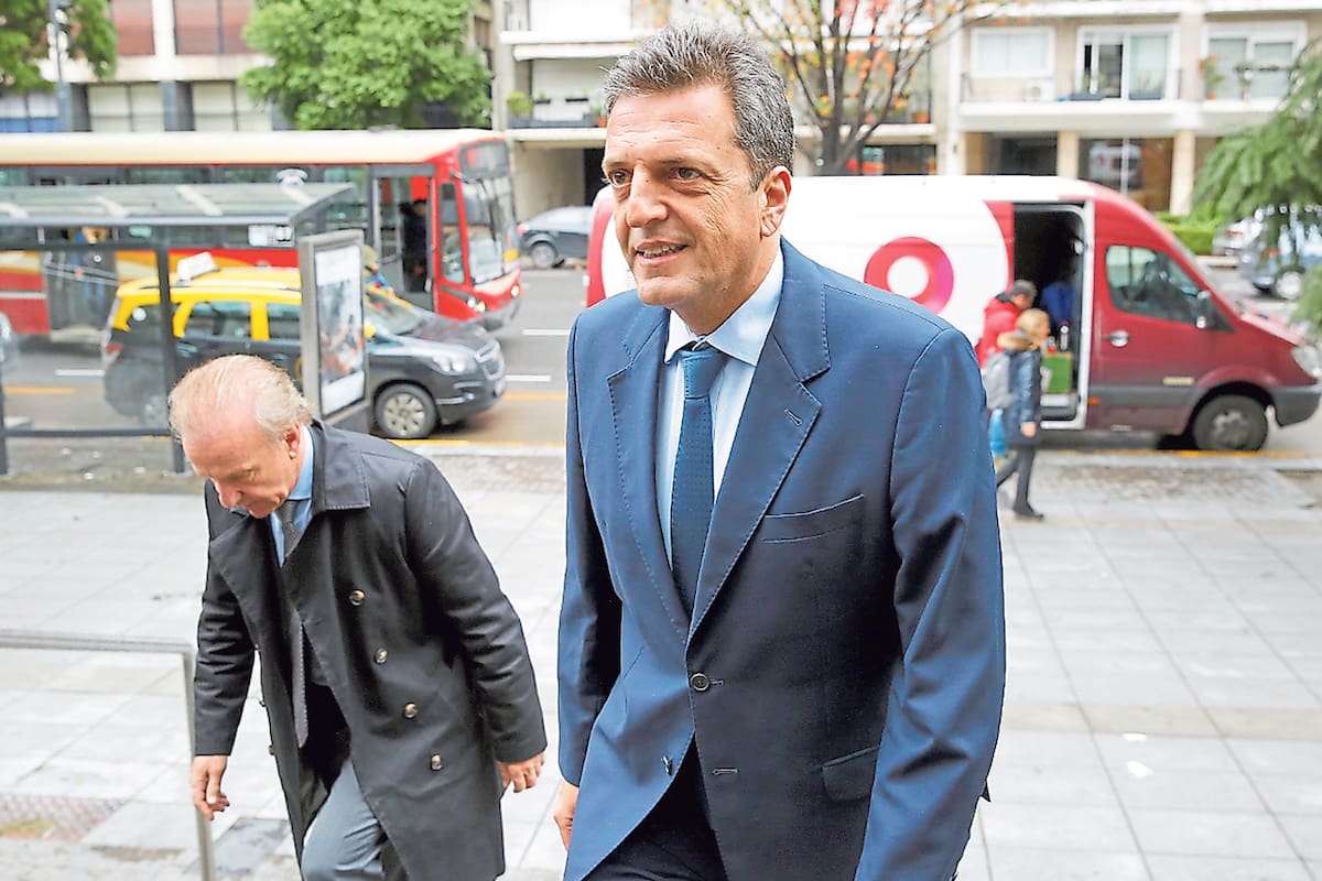 Massa, ayer, al ingresar al evento del Malba donde confirmó que renunciaba a sus aspiraciones presidenciales