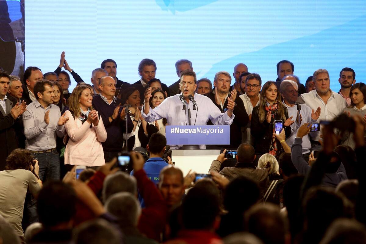 Massa cerró su discurso rodeado de los principales dirigentes del FR