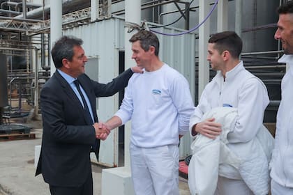 Massa con trabajadores de la usina láctea en Pilar, Santa Fe, donde se hicieron los anuncios