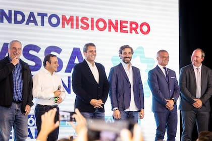 Massa, el lunes, en el hotel O2 de Iguazú, como precandidato, junto al gobernador Oscar Herrera Ahuad y su sucesor, Hugo Passalacqua