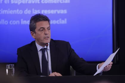 Massa en la conferencia en que anunció, entre otras cosas, el canje de hoy.